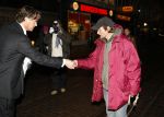 Amsterdam 22 januari 2009
Premiere Valkyrie in Tuschinski. Thom Hoffman geeft geld aan zwerver
Peter Smulders bv