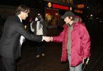 Amsterdam 22 januari 2009
Premiere Valkyrie in Tuschinski. Thom Hoffman geeft geld aan zwerver
Peter Smulders bv