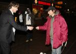 Amsterdam 22 januari 2009
Premiere Valkyrie in Tuschinski. Thom Hoffman geeft geld aan zwerver
Peter Smulders bv