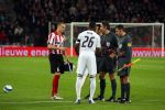 Eindhoven, 12 Maart 2008
UEFA 1/8 finale PSV-Tottenham Hotspur FC, eindstand 0-1
PSV wint na verlenging en straschoppen met 6-5 en gaat door naar de 1/4 Finale
Timmy Simons met Ledley King en scheidsrechter Matteo Simone Trefoloni