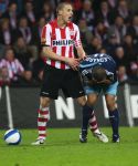 Eindhoven, 19 Maart 2008 Kompetitiewedstrijd PSV-AJAX, eindstand 0-0 
Seizoen 2007/2008
Timmy Simons met een Leonardo die zich weer staat aan te stellen