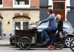 Amsterdam 29 april 2008
Tjitske Reidinga met man Vincent Croiset en hun tweeling zoontjes in de bakfiets en op terras.
Peter Smulders bv