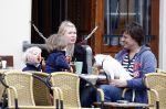 Amsterdam 29 april 2008
Tjitske Reidinga met man Vincent Croiset en hun tweeling zoontjes in de bakfiets en op terras.
Peter Smulders bv
