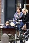 Amsterdam 29 april 2008
Tjitske Reidinga met man Vincent Croiset en hun tweeling zoontjes in de bakfiets en op terras.
Peter Smulders bv