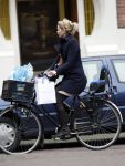 Amsterdam 14 januari 2009
Tooske Ragas op de fiets boodschappen aan het doen.
Peter Smulders bv