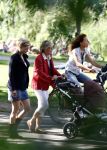 Amsterdam 15 augustus 2008
Tooske Ragas Breugem met schoonmoeder achter de kinderwagenin het vondelpark.