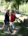 Amsterdam 15 augustus 2008
Tooske Ragas Breugem met schoonmoeder achter de kinderwagenin het vondelpark.