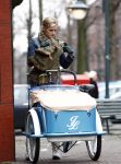 Amsterdam 17 januari 2008
Tooske Ragas Breugem doet boodschappen met de Johnny Loco bakfiets. Tooske is zwanger en koopt oa chocolade.