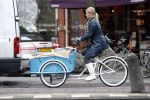 Amsterdam 17 januari 2008
Tooske Ragas Breugem doet boodschappen met de Johnny Loco bakfiets. Tooske is zwanger en koopt oa chocolade.
