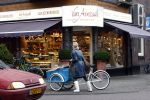 Amsterdam 17 januari 2008
Tooske Ragas Breugem doet boodschappen met de Johnny Loco bakfiets. Tooske is zwanger en koopt oa chocolade.
Peter Smulders bv