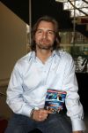Bussum 20 maart 2008
Presentatie dvd flikken in hotel jan Tabak. Gerd Leers reikt de eerste dvd uit aan Victor Reinier Angela Schijf en Sergio Romero.
Peter Smulders bv
