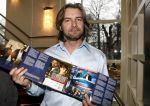 Bussum 20 maart 2008
Presentatie dvd flikken in hotel jan Tabak. Gerd Leers reikt de eerste dvd uit aan Victor Reinier Angela Schijf en Sergio Romero.
Peter Smulders bv