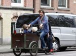 Amsterdam 29 april 2008
Tjitske Reidinga met man Vincent Croiset en hun tweeling zoontjes in de bakfiets en op terras.
Peter Smulders bv