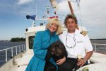 Loosdrecht, 12 Mei 2009
Vivian Boelen met haar compagnon Arjan v d Hoek bij hun boot, de M.S. Compagnon varend op de Loosdrechtse Plassen.
Foto Peter Smulders BV