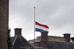Apeldoorn, 8 Mei 2009
Speciale Herdenkingsdienst voor de slachtoffers van de ramp op Koninginnedag
Veel Politie, overal afzettingen met grote betonblokken.
Vlag halfstok op Paleis het Loo
Foto Peter Smulders