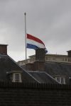 Apeldoorn, 8 Mei 2009
Speciale Herdenkingsdienst voor de slachtoffers van de ramp op Koninginnedag
Veel Politie, overal afzettingen met grote betonblokken.
Vlag halfstok op Paleis het Loo
Foto Peter Smulders