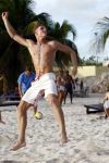 Curacao 2 janjuari 2009
Jan Smit Demy de Zeeuw Nick Schilder en Simon Keizer aan het voetvolleyballen op het strand bij lions Dive.
Yolanthe Cabau v Kasbergen en de vriendinnen van Demy en Nick moedigen ze aan.
Peter Smulders bv