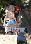 Ibiza 4 juli 2008
Wendy v Dijk op vakantie met haar zoontje Sem en vrienden
Ze heeft een cabrio gehuurd.