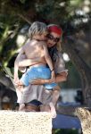 Ibiza 4 juli 2008
Wendy v Dijk op vakantie met haar zoontje Sem en vrienden
Ze heeft een cabrio gehuurd.