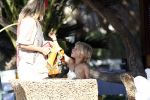 Ibiza 4 juli 2008
Wendy v Dijk op vakantie met haar zoontje Sem en vrienden
Ze heeft een cabrio gehuurd.
