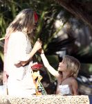 Ibiza 4 juli 2008
Wendy v Dijk op vakantie met haar zoontje Sem en vrienden
Ze heeft een cabrio gehuurd.