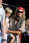 Ibiza 4 juli 2008
Wendy v Dijk op vakantie met haar zoontje Sem en vrienden
Ze heeft een cabrio gehuurd.