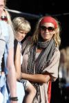 Ibiza 4 juli 2008
Wendy v Dijk op vakantie met haar zoontje Sem en vrienden
Ze heeft een cabrio gehuurd.