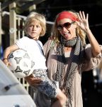 Ibiza 4 juli 2008
Wendy v Dijk op vakantie met haar zoontje Sem en vrienden
Ze heeft een cabrio gehuurd.