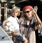 Ibiza 4 juli 2008
Wendy v Dijk op vakantie met haar zoontje Sem en vrienden
Ze heeft een cabrio gehuurd.