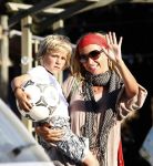 Ibiza 4 juli 2008
Wendy v Dijk op vakantie met haar zoontje Sem en vrienden
Ze heeft een cabrio gehuurd.