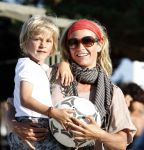 Ibiza 4 juli 2008
Wendy v Dijk op vakantie met haar zoontje Sem en vrienden
Ze heeft een cabrio gehuurd.