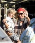 Ibiza 4 juli 2008
Wendy v Dijk op vakantie met haar zoontje Sem en vrienden
Ze heeft een cabrio gehuurd.