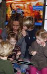 Uithoorn 23 januari 2008
Wendy v Dijk met Sem en broer Mike voorlezen tijdens de nationale vorleesdag  bij de speeldoos.