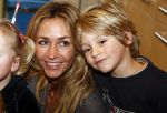 Uithoorn 23 januari 2008
Wendy v Dijk met Sem en broer Mike voorlezen tijdens de nationale vorleesdag  bij de speeldoos.