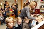 Uithoorn 23 januari 2008
Wendy v Dijk met Sem en broer Mike voorlezen tijdens de nationale vorleesdag  bij de speeldoos.