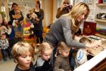 Uithoorn 23 januari 2008
Wendy v Dijk met Sem en broer Mike voorlezen tijdens de nationale vorleesdag  bij de speeldoos.