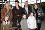 Rotterdam 25 november 2007
Wendy v Dijk met Sem moeder en broer Mike met kinderen en vriendin bij het feest van sinterklaas in ahoy.