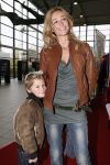 Rotterdam 25 november 2007
Wendy v Dijk met Sem moeder en broer Mike met kinderen en vriendin bij het feest van sinterklaas in ahoy.