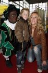Rotterdam 25 november 2007
Wendy v Dijk met Sem moeder en broer Mike met kinderen en vriendin bij het feest van sinterklaas in ahoy.