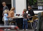 Weesp 27 april 2008
Wendy v Dijk met Sem en Chris zegers met.. zitten op terras iets te eten .
Peter Smulders bv