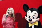 Amsterdam 28 april 2009
Wendy v Dijk opent etalage bij de bijenkorf met alle mickey Mouse oren voor aktie tbv doe een wens. Sem en haar broek Mike zijn erbij aanwezig.
Peter Smulders bv