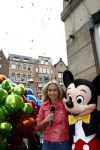 Amsterdam 28 april 2009
Wendy v Dijk opent etalage bij de bijenkorf met alle mickey Mouse oren voor aktie tbv doe een wens. Sem en haar broek Mike zijn erbij aanwezig.
Peter Smulders bv