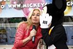 Amsterdam 28 april 2009
Wendy v Dijk opent etalage bij de bijenkorf met alle mickey Mouse oren voor aktie tbv doe een wens. Sem en haar broek Mike zijn erbij aanwezig.
Peter Smulders bv