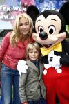Amsterdam 28 april 2009
Wendy v Dijk opent etalage bij de bijenkorf met alle mickey Mouse oren voor aktie tbv doe een wens. Sem en haar broek Mike zijn erbij aanwezig.
Peter Smulders bv