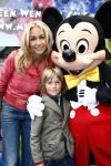 Amsterdam 28 april 2009
Wendy v Dijk opent etalage bij de bijenkorf met alle mickey Mouse oren voor aktie tbv doe een wens. Sem en haar broek Mike zijn erbij aanwezig.
Peter Smulders bv