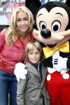 Amsterdam 28 april 2009
Wendy v Dijk opent etalage bij de bijenkorf met alle mickey Mouse oren voor aktie tbv doe een wens. Sem en haar broek Mike zijn erbij aanwezig.
Peter Smulders bv
