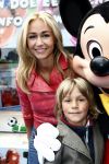 Amsterdam 28 april 2009
Wendy v Dijk opent etalage bij de bijenkorf met alle mickey Mouse oren voor aktie tbv doe een wens. Sem en haar broek Mike zijn erbij aanwezig.
Peter Smulders bv