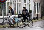Vreeland 12 september 2008
Willeke v Ammelrooy met een vriendin aan het fietsen.