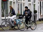 Vreeland 12 september 2008
Willeke v Ammelrooy met een vriendin aan het fietsen.