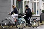 Vreeland 12 september 2008
Willeke v Ammelrooy met een vriendin aan het fietsen.